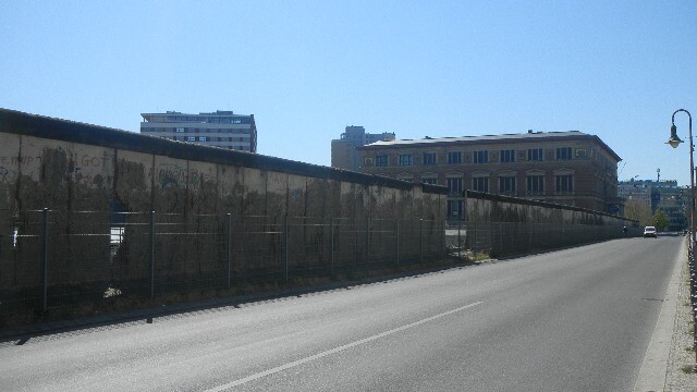 정보기관이던 게슈타포 건물에 세워진 테러범죄연구재단과 남아 있는 베를린장벽 모습. 뉘른베르크시 박물관 제공