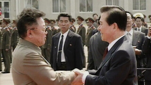 A scene showing then North Korean leader Kim Jong-il and then South Korean President Kim Dae-jung shaking hands in Pyongyang on June 13, 2000. (provided by the Korean Association of Arthouse Films)