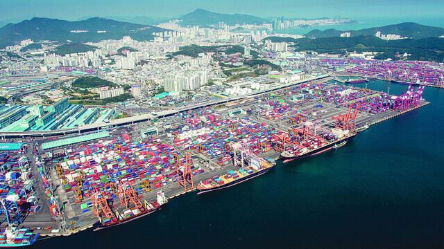 The photo shows shipping containers awaiting export at the port of Busan. (Hankyoreh photo archives)