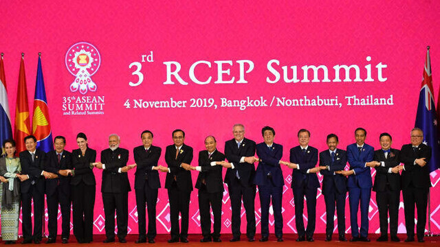 Leaders of RCEP member nations gathered for the 2019 summit in Bangkok, Thailand, link hands for a photo. (AFP/Yonhap News)