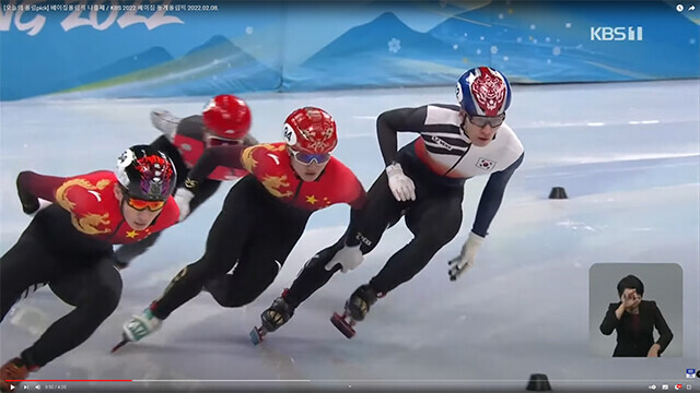 During the semifinal of the men’s 1,000-meter short track speedskating event, a Chinese athlete can be seen placing his hand on the leg of Korea’s Hwang Dae-heon as he tries to pass. (still from KBS News broadcast)