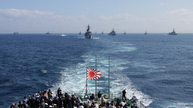 A “Rising Sun” flag can be seen on a Japanese warship in Sagami Bay, southwest of Tokyo, in 2015. (Hankyoreh file photo)