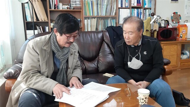 Kim-Gu Yong-guk (left) records testimony from Oh Su-eop, who was taken in by Turkish soldiers after being orphaned by the Korean War, at Oh’s office in Suwon, Gyeonggi Province in 2021. (courtesy of the Asian Cultural Center)