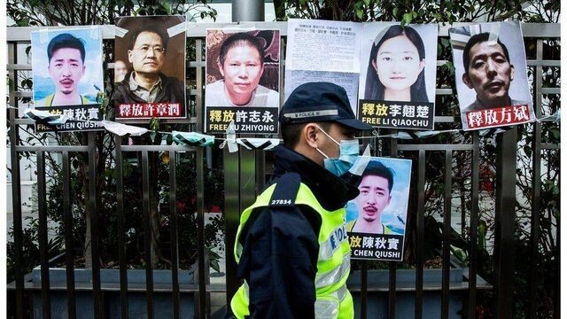 왼쪽 셋째 사진 속 주인공 쉬즈융은 오랫동안 중국에서 농민노동자와 사회적 약자의 인권·복지 향상을 위해 일한 대표적인 인권운동가다. 2023년 4월10일 체제 전복 혐의로 징역 14년형을 선고받았다. Getty Images 제공