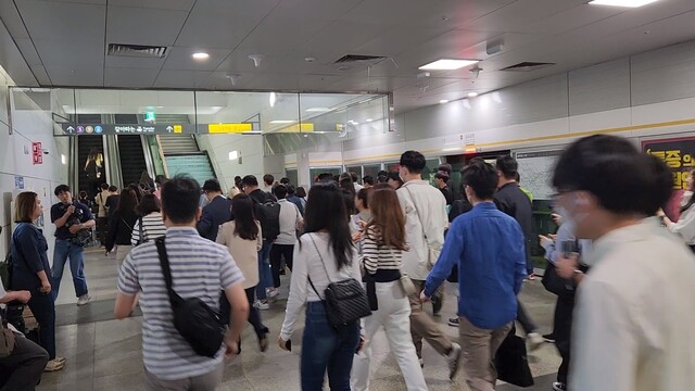 26일 아침 8시께 김포도시철도(김포골드라인) 종착지인 김포공항역에서 사람들이 쏟아져 내리고 있다. 고병찬 기자