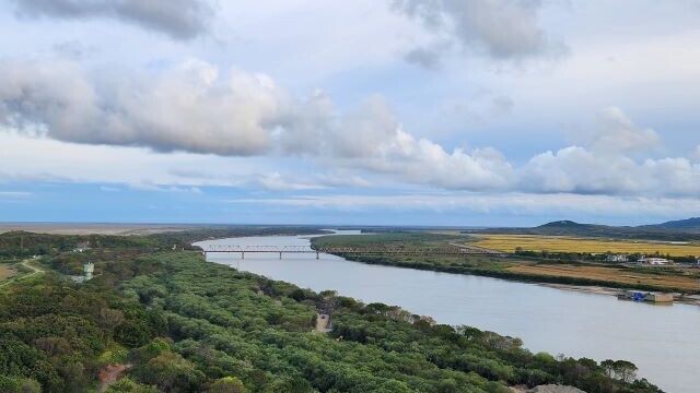 The Tuman River as seen from China’s Jilin Province. Past the Bridge of Sino-Korean Friendship, the river leads into the East Sea. (Lee Je-hun/The Hankyoreh)