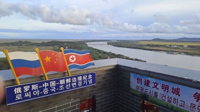 The Tuman River as seen from Fangchuan Observation Tower in China. In the distance, past the Sino-Korean Friendship Bridge, the river leads to the East Sea. For 16.93 kilometers, the river forms the border between North Korea and Russia, excluding China from access to the sea. (Lee Je-hun/Hankyoreh)