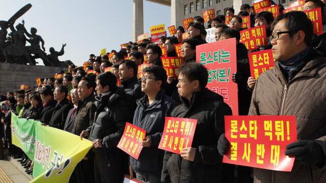 ‘론스타 문제’가 한창이던 2012년 1월30일, 민주통합당과 한국노총이 ‘국부 유출 론스타 (외환은행) 매각 승인 규탄대회’를 국회 본청 앞에서 열었다. 강창광 기자