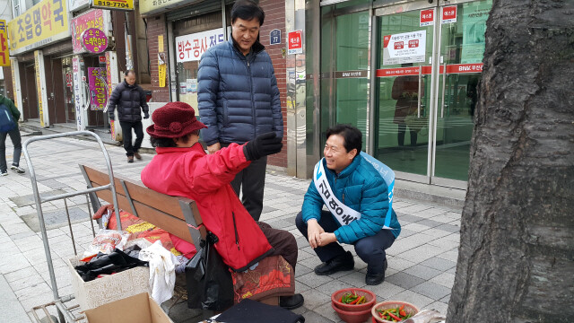 더민주 김영춘 후보가 지역에서 몸을 낮춰 동네 어르신과 얘기를 나누고 있다. 김영춘 후보 선거 사무소 제공