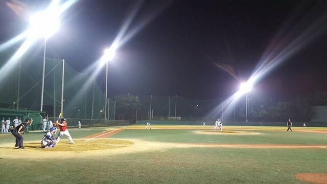 한국기자협회 야구대회는 야간 경기로 열리고 있다. 이완 기자