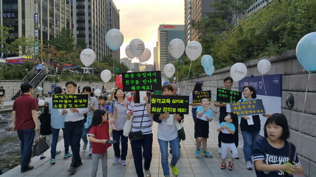 9월3일 한국백혈병어린이재단 주최로 열린 소아암 인식 개선을 위한 걷기 행사에 화상강의기관 학생과 학부모 25명이 참여했다. 이들은 “최근 교육부가 실시간으로 교사와 학생들이 소통할 수 있는 화상강의를 축소하는 대신 일방향으로 진행되는 사이버강의인 원격수업을 도입해 건강장애 아이들의 학습권을 침해하려 한다”고 화상강의 축소 반대를 주장했다. 꿈사랑학부모회 제공