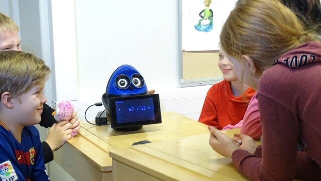 핀란드 학생들이 로봇을 이용해 수학 공부를 하고 있다. 로이터 연합뉴스