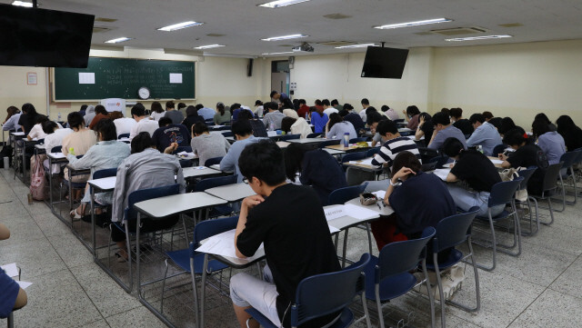 University students taking an exam. (Hankyoreh archives)