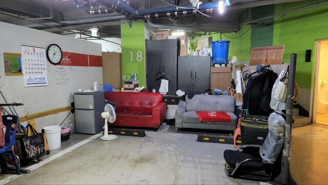 27일 오후1시30분께 서울 동대문구 의류 쇼핑몰 맥스타일 지하 3층 주차장. 주차장 한 켠에는 선풍기, 냉장고, 소파 등 경비실 관리인이 휴식하는 공간이 마련돼있다. 박지영 기자