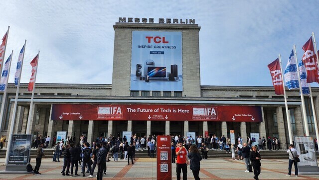 A large advertisement for home electronics maker TCL hangs above the northern entrance to IFA 2023, Europe’s largest consumer electronics trade show, in Berlin. (Ock Kee-won/The Hankyoreh)