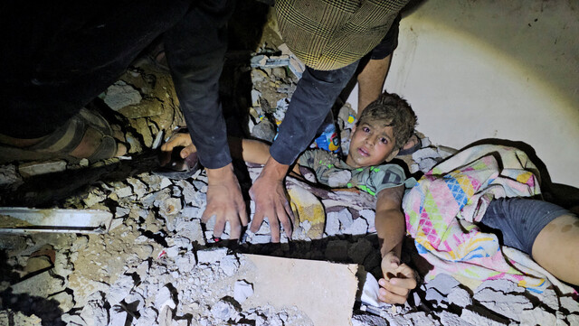 2023년 10월19일 가자지구 북부 자발리아 지역에서 이스라엘군의 공습으로 무너져 내린 건물 잔해에서 팔레스타인 어린이가 구출되고 있다. REUTERS 연합뉴스