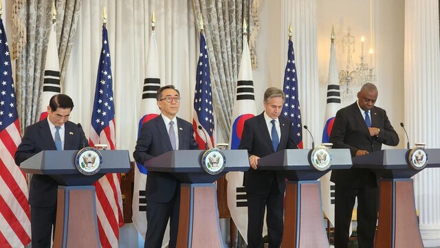 한국 김용현(왼쪽부터) 국방부 장관과 조태열 외교부 장관, 미국 토니 블링컨 국무부 장관과 로이드 오스틴 국방부 장관이 31일(현지시간) 워싱턴DC에서 '제6차 한미 외교·국방(2+2) 장관회의'울 마친 뒤 공동 기자회견을 하고 있다. 워싱턴/연합뉴스