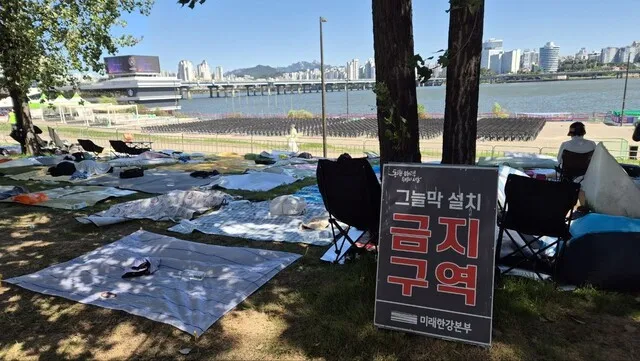 “시야 안 가리는 명당, 20만원부터”…불꽃축제 앞두고 자리 선점 거래 횡행