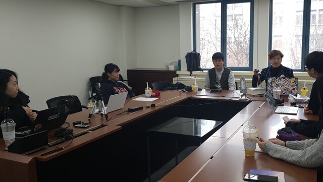 2월10일 낮 서울 동대문구 회기동 카이스트경영대학원에서 카이스트 장석환 박사(왼쪽 셋째)와 청심국제고 피어스페셜리스트(동료상담가) 학생들이 ‘또래상담’을 주제로 이야기하고 있다. 전정윤 기자