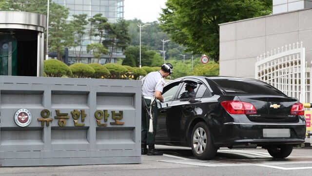 국군기무사령부 정문에서 헌병이 드나드는 차량을 조사하고 있다. 한겨레 박종식 기자