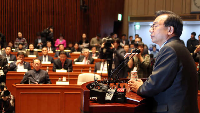 Saenuri Party leader Lee Jung-hyun speaks at a Supreme Council meeting at the National Assembly