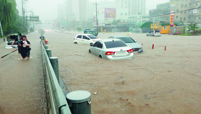 Heavy rains lead to flooding in Cheonan, South Chungcheong Province, on Aug. 3. (Yonhap News)