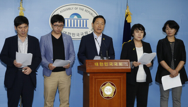 김상곤 새정치민주연합 혁신위원회 위원장(가운데)이 지난 8월9일 국회에서 다른 혁신위원들과 함께 청년정치 혁신안을 제안하고 있다.