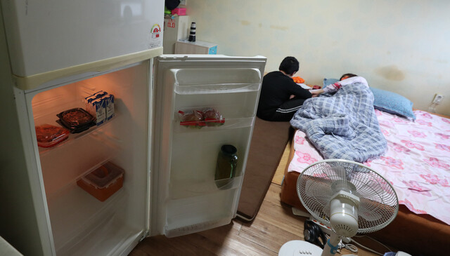 간경변을 앓고 있는 어머니와 민우가 사는 집. 냉장고가 비어 있다. 강창광 선임기자 chang@hani.co.kr