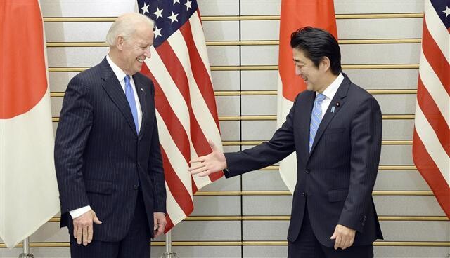 2013년 12월3일 아베 신조 당시 일본 총리가 일본을 방문한 조 바이든 미국 대통령 당선자를 환영하며 손을 내밀고 있다. 아베 총리와 바이든 부통령은 이날 중국의 방공식별구역과 미-일 동맹 등에 대해 논의했다. 도쿄/로이터 뉴스1