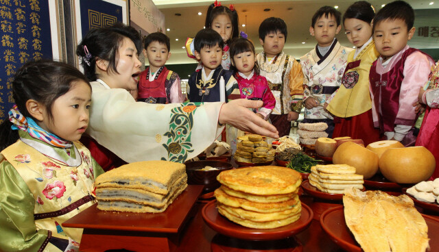 한복을 차려입은 어린이들이 차례상 차리는 법을 배우고 있다. 햇곡식과 과일로 간소하게 차리는 것이 전통 차례상의 특징이다. 한겨레 신소영 기자