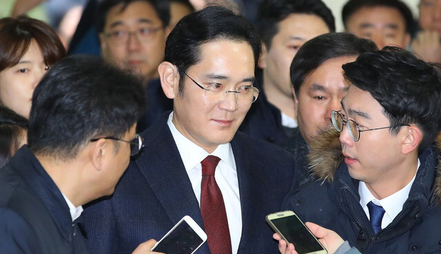 Electronics Vice Chairman Lee Jae-yong takes questions from reporters upon arriving at the offices of Special Prosecutor Park Young-soo