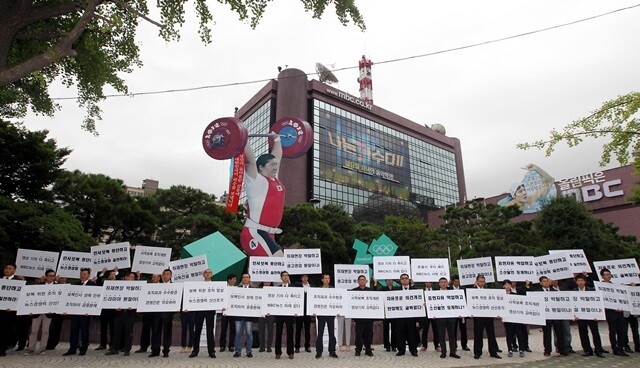 2012년 8월 서울 여의도 본사 앞에서 MBC 기자들이 파업 복귀 뒤 경영진의 인사 보복에 항의하는 손팻말 시위를 하고 있다. 한겨레 신소영 기자