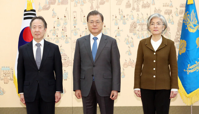 South Korean President Moon Jae-in poses for a photograph with Japanese Ambassador to South Korea Koji Tomita and South Korean Foreign Ministry Kang Kyung-wha at the Blue House on Feb. 7. (Blue House photo pool)