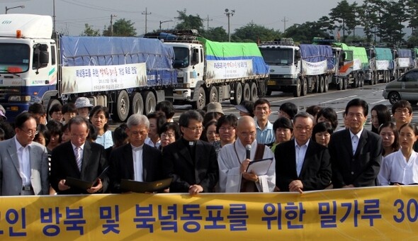 법륜 정토회 지도법사(왼쪽 다섯번째)와 개신교, 천주교, 원불교, 천도교 등 종교계 대표들이 2010년 8월27일 오전 경기 파주 임진각 앞에서 ‘민족의 화해와 평화를 위한 종교인모임’이 마련한 밀가루 300톤을 북한에 전달하러 떠나기에 앞서 정부의 대북 인도적 지원을 촉구하고 있다. 파주/신소영 기자 viator@hani.co.kr