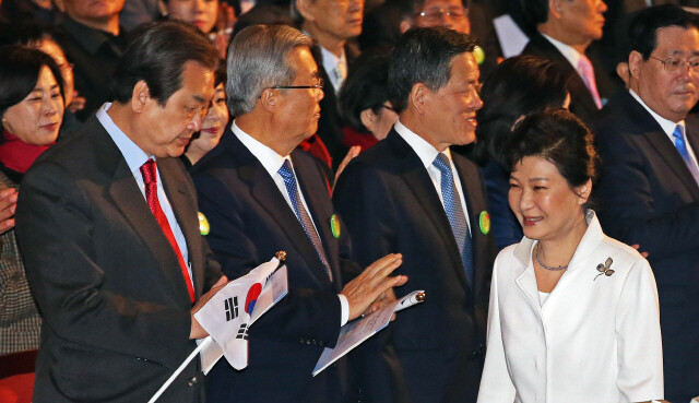 President Park Geun-hye passes Saenuri Party leader Kim Moo-sung (far left) and opposition Minjoo Party of Korea leader Kim Jong-in (second from the left) while taking her seat at a commemorative ceremony for 97th Independence Movement Day at the Sejong Center for the Performing Arts on Mar. 1. (by Lee Jeong-yong