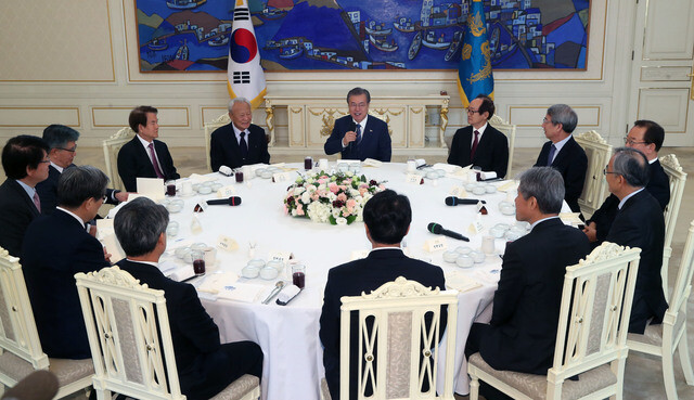 South Korean President Moon Jae-in makes his opening remarks at a luncheon with veteran economic figures at the Blue House on Apr. 3. (Blue House photo pool)