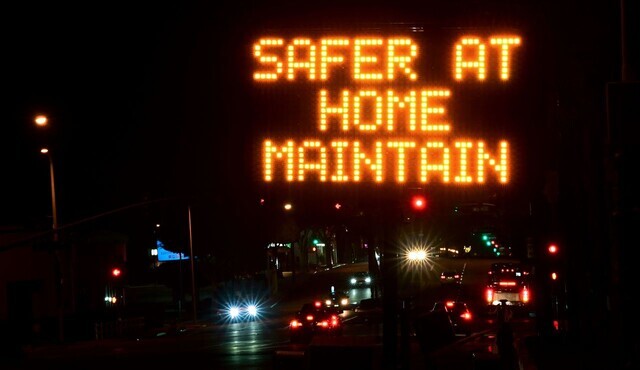 An electronic road sign in Los Angeles tells people to stay home on Dec. 1. (AFP/Yonhap News)