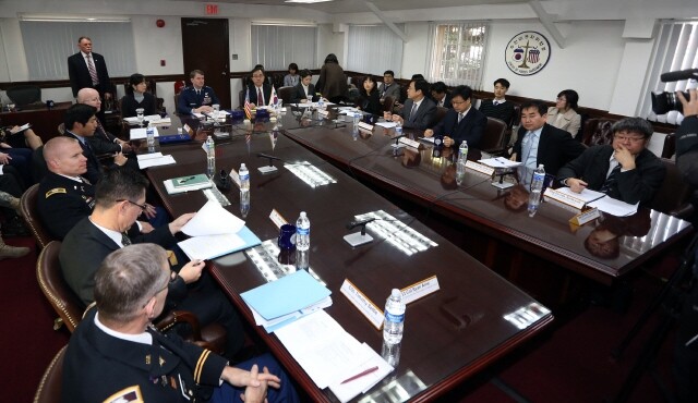 South Korean and US negotiators meet at the Foreign Ministry headquarters in Seoul in Dec. 2013 to discuss terms of the 9th Special Measure Agreement (SMA) for defense sharing costs. (by Kim Bong-gyu