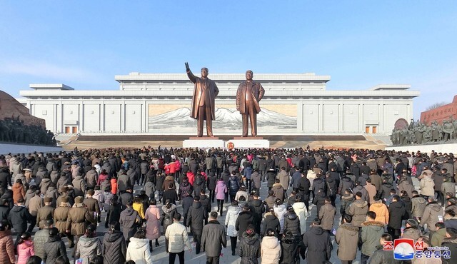 North Koreans ring in the New Year by paying tribute to Kim Il-sung
