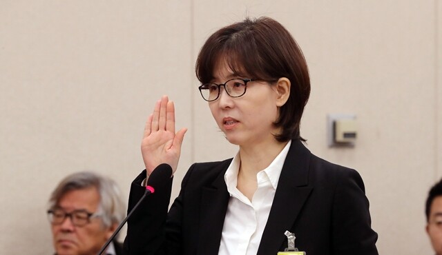 이미선 헌법재판관이 4월10일 국회 인사청문회에서 선서를 하고 있다. 한겨레 김경호 선임기자