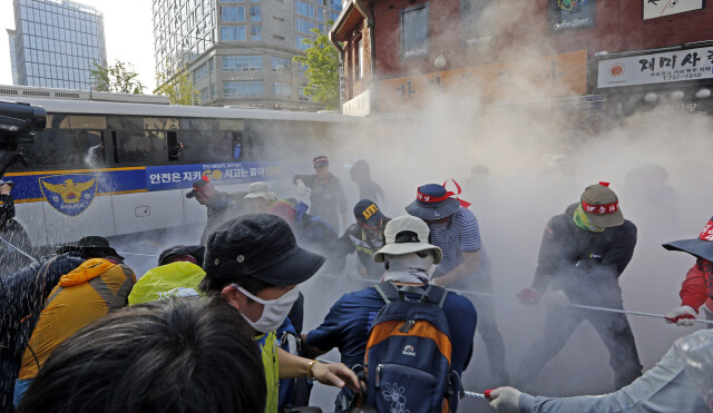  May 1. Police also sprayed photographers on the roof of a bus with water. (by Lee Jeong-woo