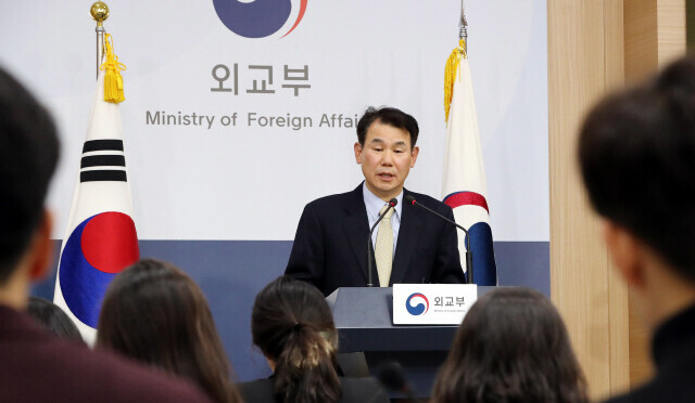 Chung Eun-bo, South Korea’s special envoy for defense cost-sharing negotiations with the US, takes questions from reporters after announcing the details of the SMA negotiation with James DeHart, the U.S. chief negotiator for the defense cost-sharing agreement in February 2019. (Hankyoreh photo archives)