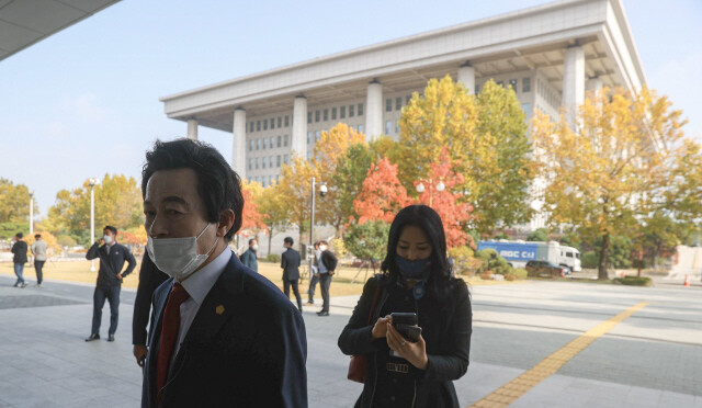 허경영 국가혁명당 명예대표가 10월27일 오전 서울 여의도 국회 소통관에 들어서고 있다. 공동취재사진단