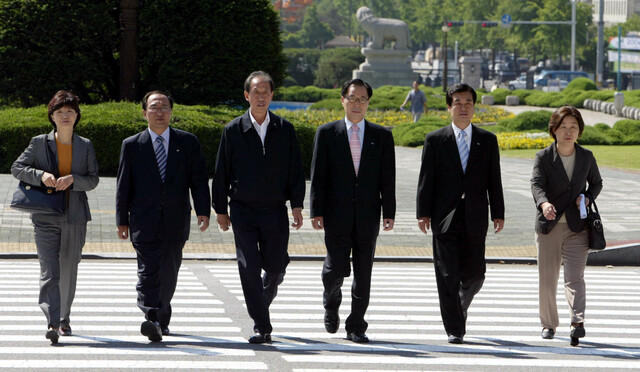 민주노동당 의원들이 2004년 5월31일 국회 본관 앞에서 열린 '국회 입성 기념식'에 참석하기 위해 걸어서 국회로 들어오고 있다. 한겨레 김정효 기자
