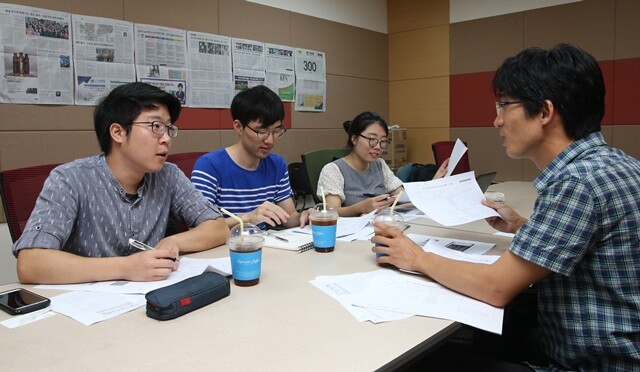 <한겨레21> 4기 교육연수생들이 2016년 8월11일 <한겨레> 음성원 기자(오른쪽)의 특강을 듣고 있다. 박승화 기자