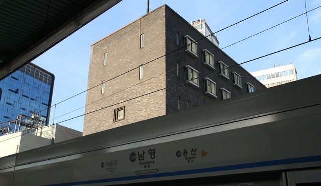과거 ‘남영동 대공분실’로 쓰였던 건물인 경찰청 인권보호센터. 서울 지하철 1호선 남영역 플랫폼에서 바로 보인다.