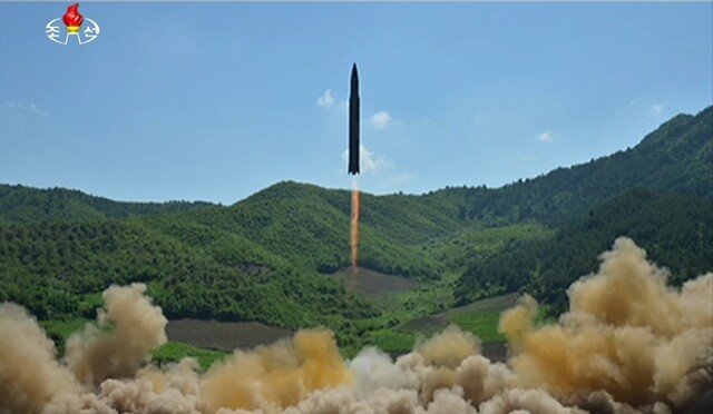 북한은 7월4일 대륙간탄도미사일(ICBM) ‘화성-14’형 시험발사에 성공했다고 발표했다. 조선중앙텔레비전 연합뉴스