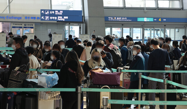 Travelers fill the departures area of Incheon International Airport on March 22. (Yonhap News)