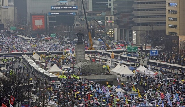 3월1일 태극기집회는 세월호 농성장이 있는 서울 광화문광장 인근에서 열려 충돌 우려가 나왔다. 김진수 기자