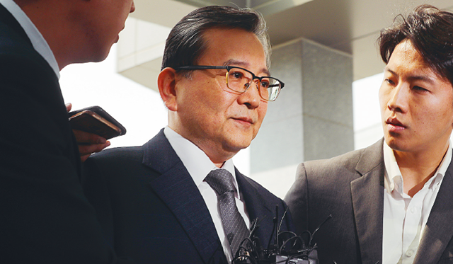 김학의 전 법무부 차관이 5월9일 검찰 조사를 받기 위해 서울동부지검에 출석하고 있다. 한겨레 신소영 기자